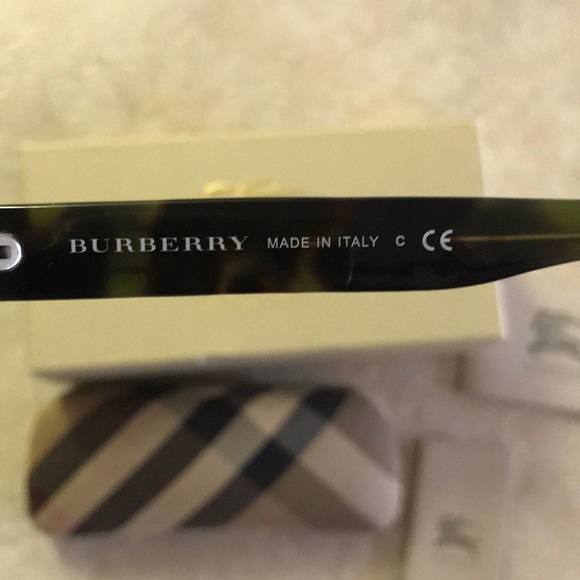 Auth. Burberry {Unisex} Sunglasses - Picture 3 of 6